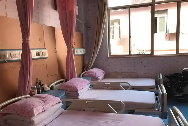 暗示留队？奥莫特晒与沙约克训练照所穿北京男篮球衣很亮眼